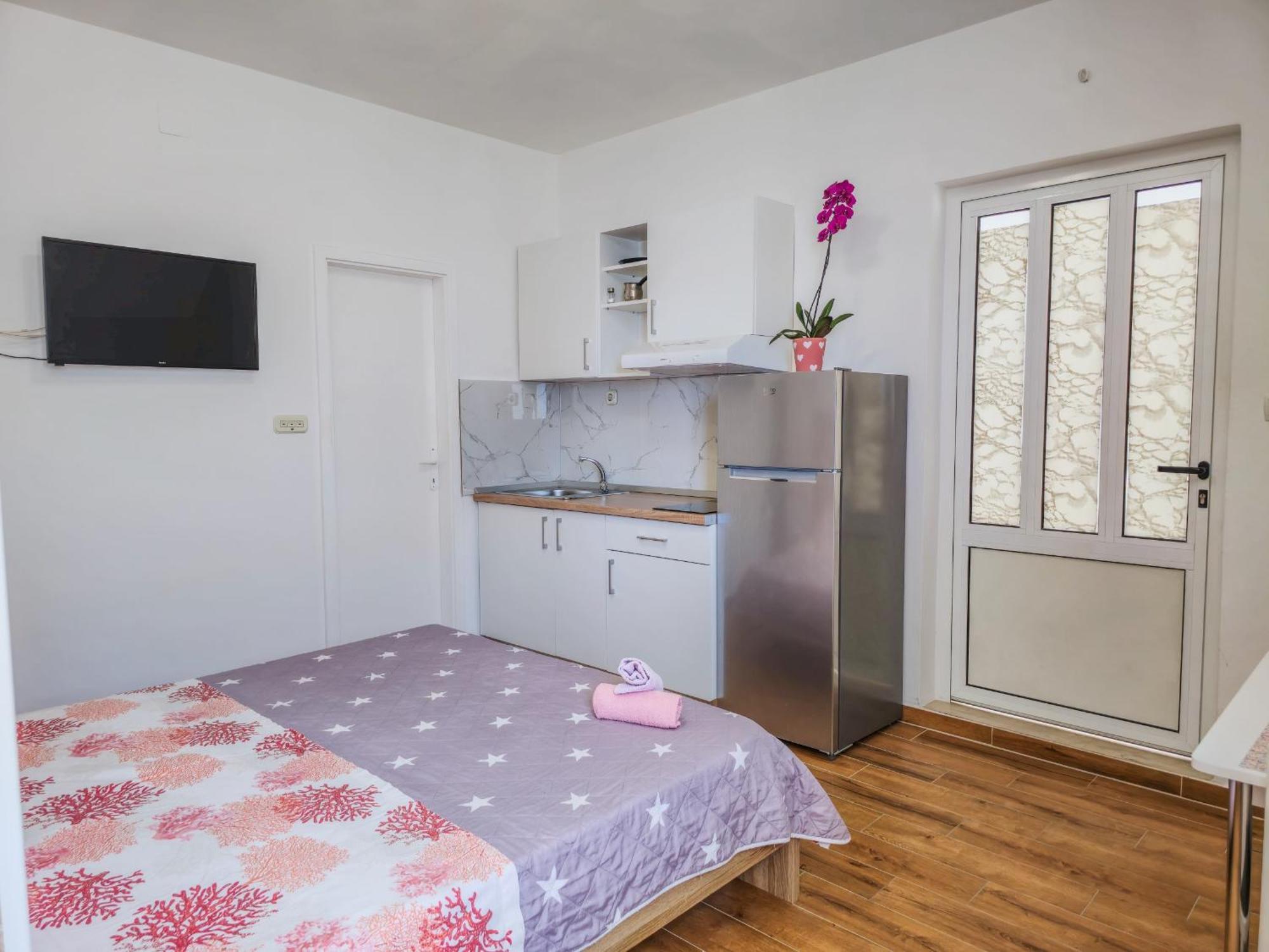 Apartments Neda Омиш Экстерьер фото