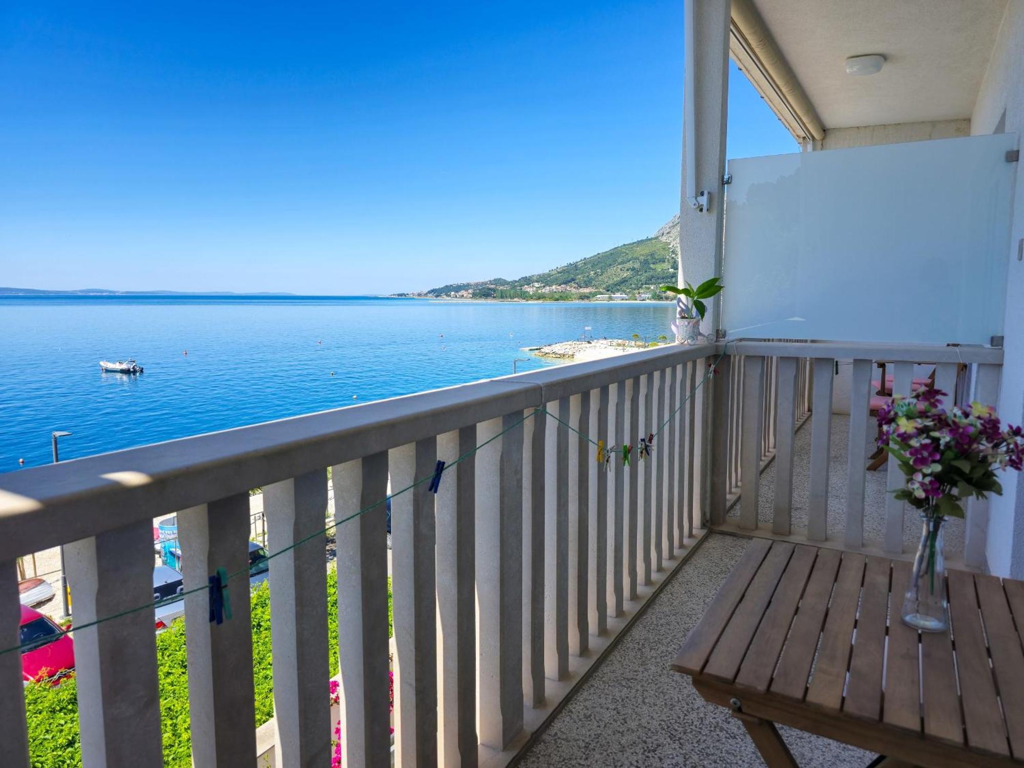 Apartments Neda Омиш Экстерьер фото