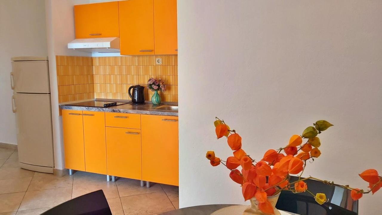 Apartments Neda Омиш Экстерьер фото