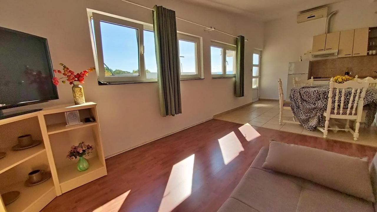 Apartments Neda Омиш Экстерьер фото