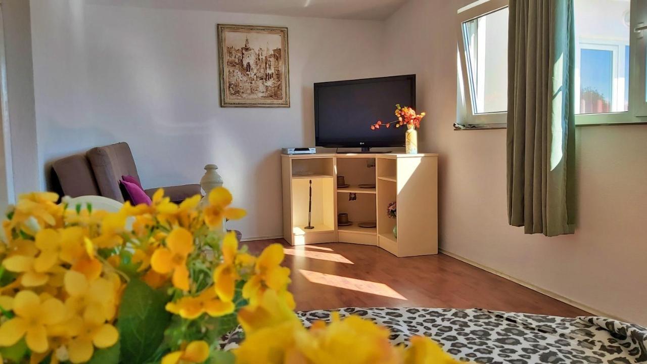 Apartments Neda Омиш Экстерьер фото